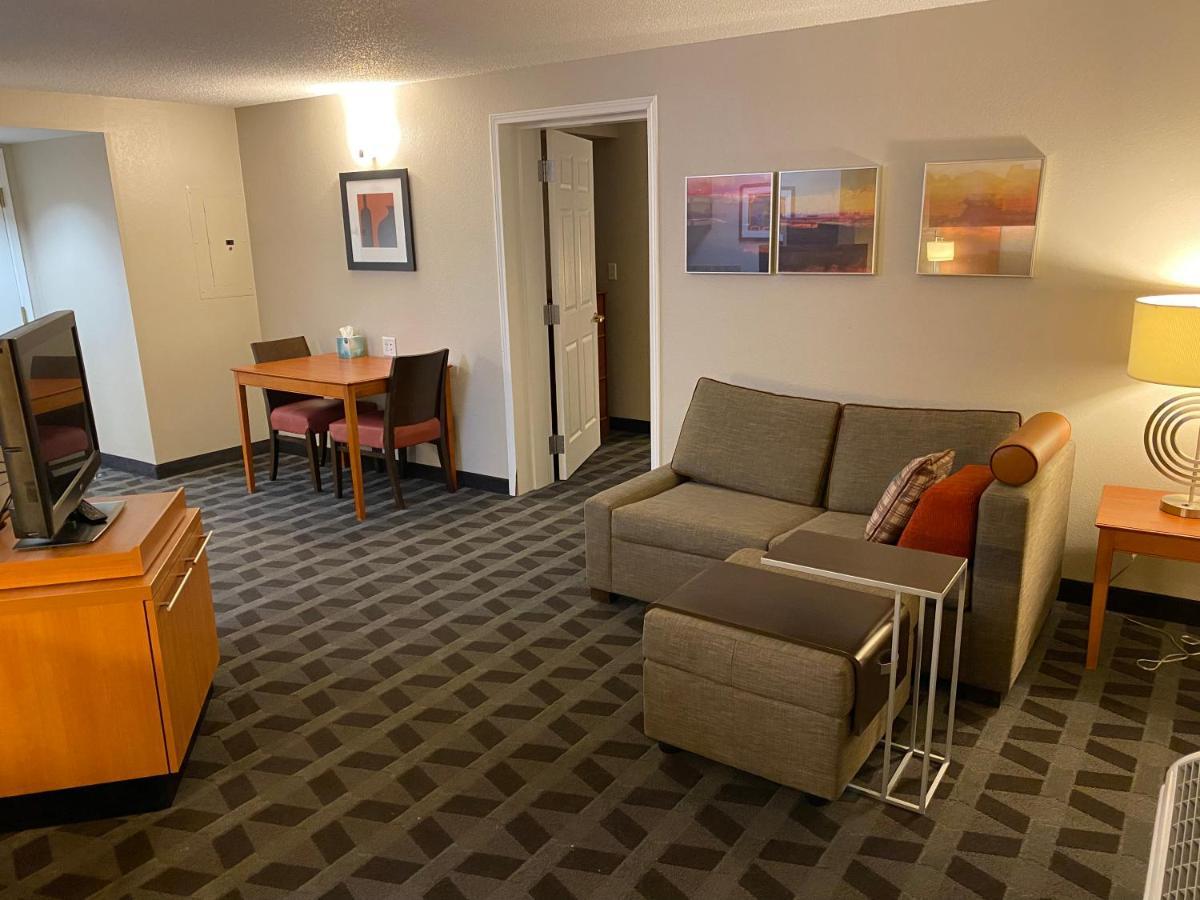 Mainstay Suites Middleburg Heights Cleveland Airport Buitenkant foto