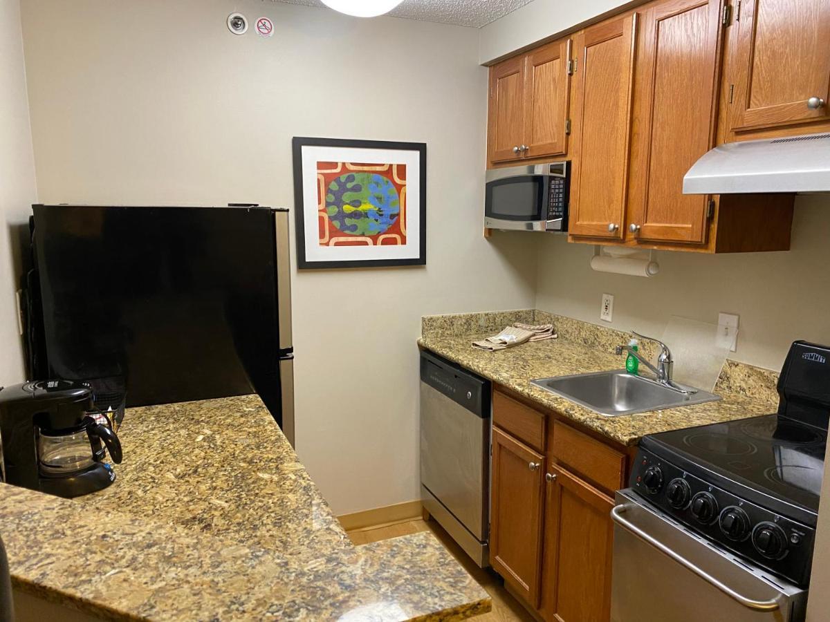 Mainstay Suites Middleburg Heights Cleveland Airport Buitenkant foto