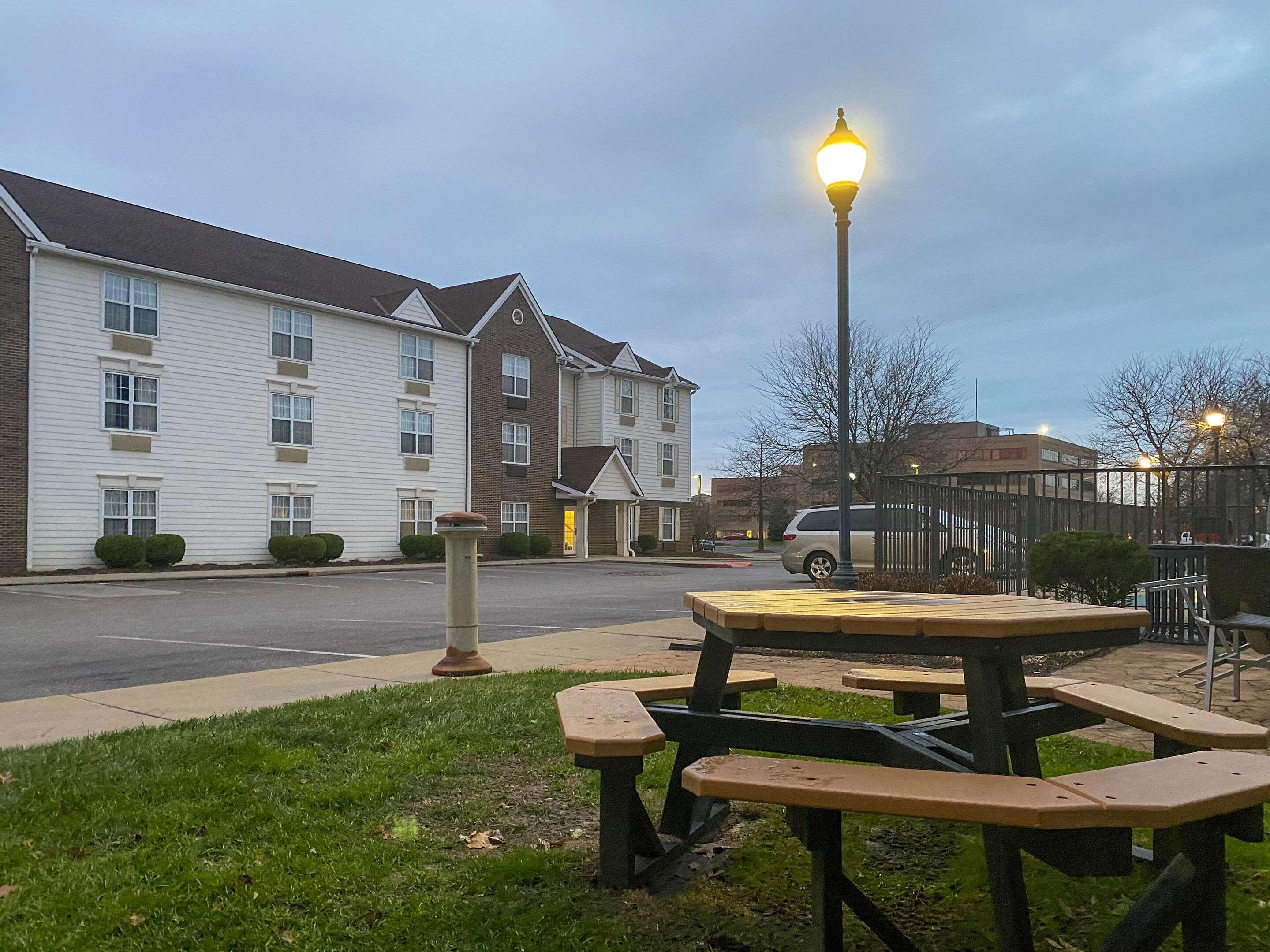 Mainstay Suites Middleburg Heights Cleveland Airport Buitenkant foto