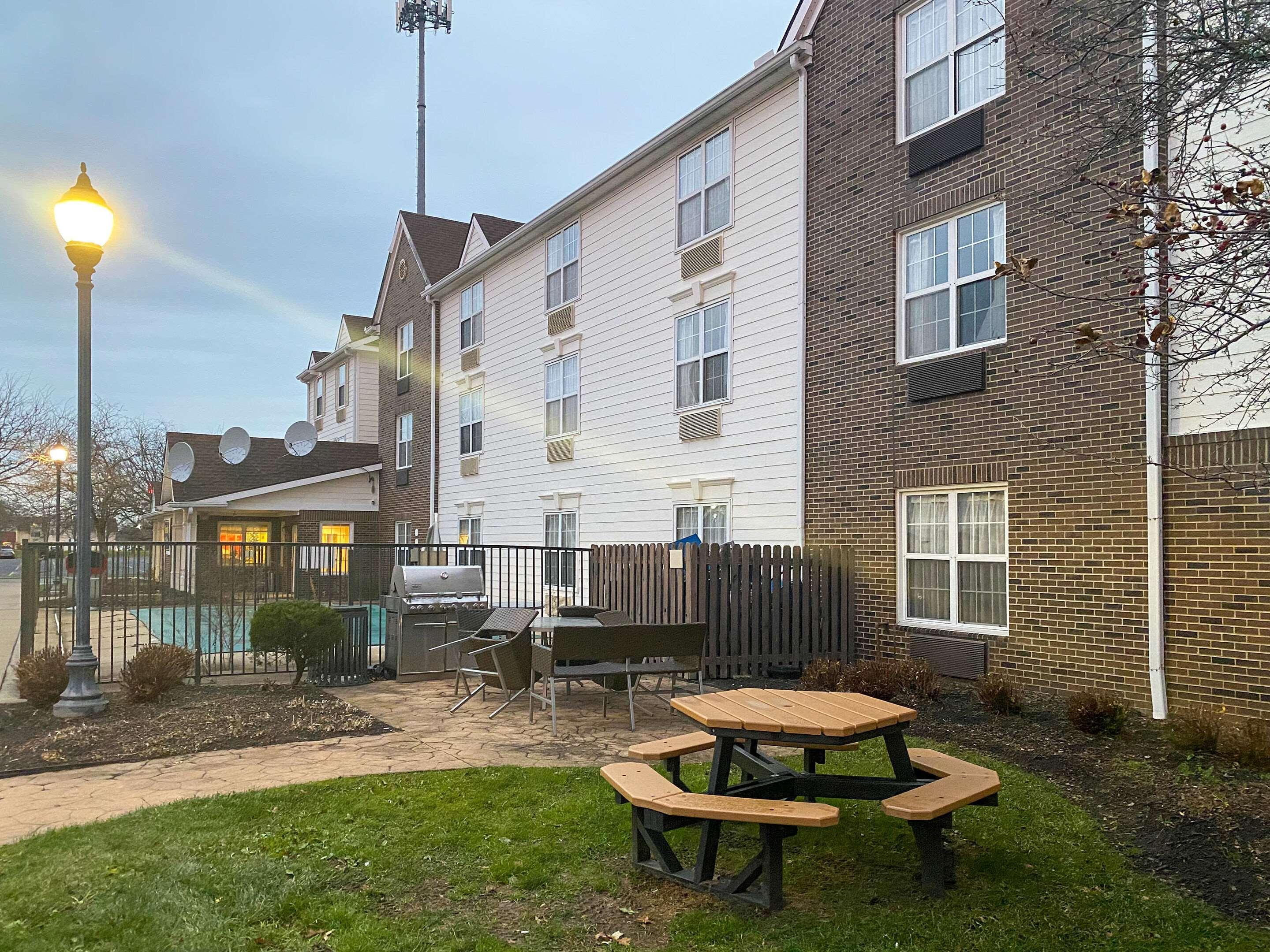 Mainstay Suites Middleburg Heights Cleveland Airport Buitenkant foto
