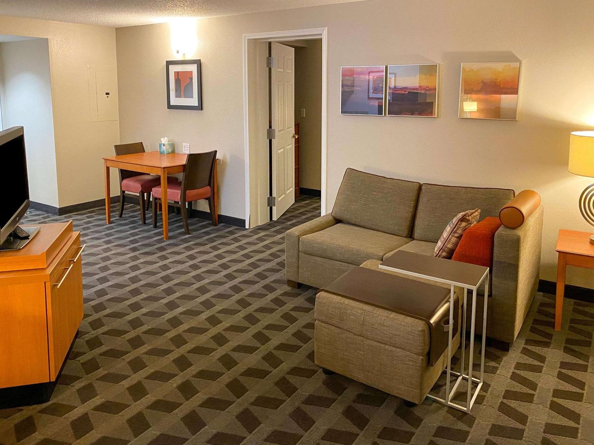 Mainstay Suites Middleburg Heights Cleveland Airport Buitenkant foto