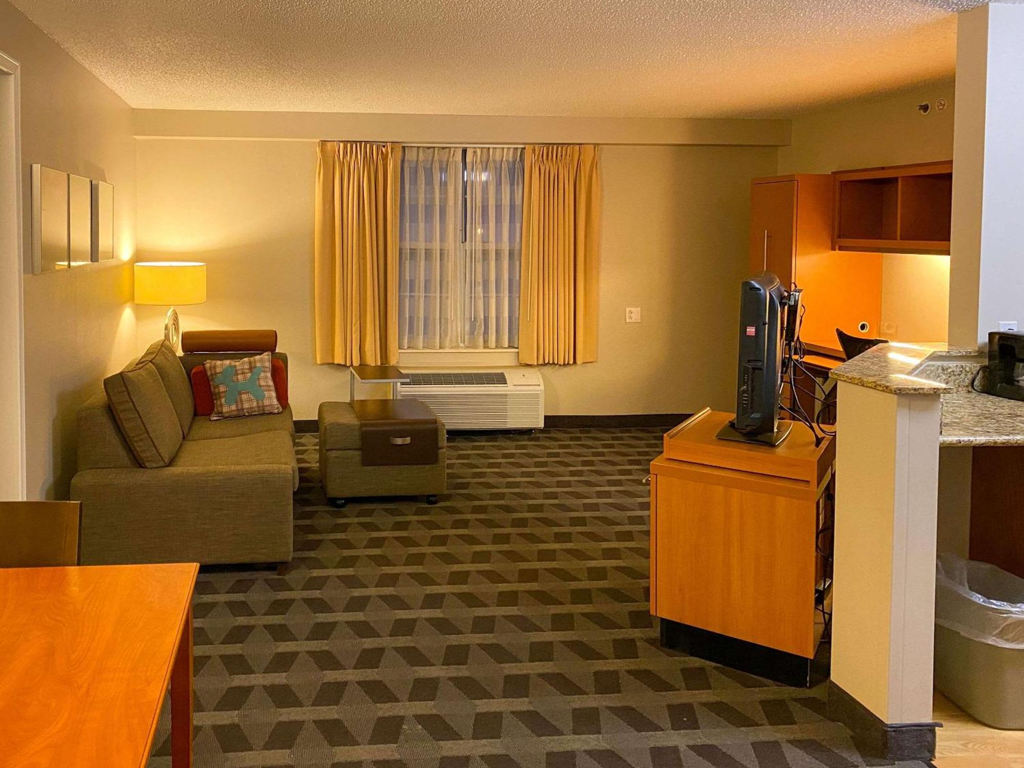Mainstay Suites Middleburg Heights Cleveland Airport Buitenkant foto