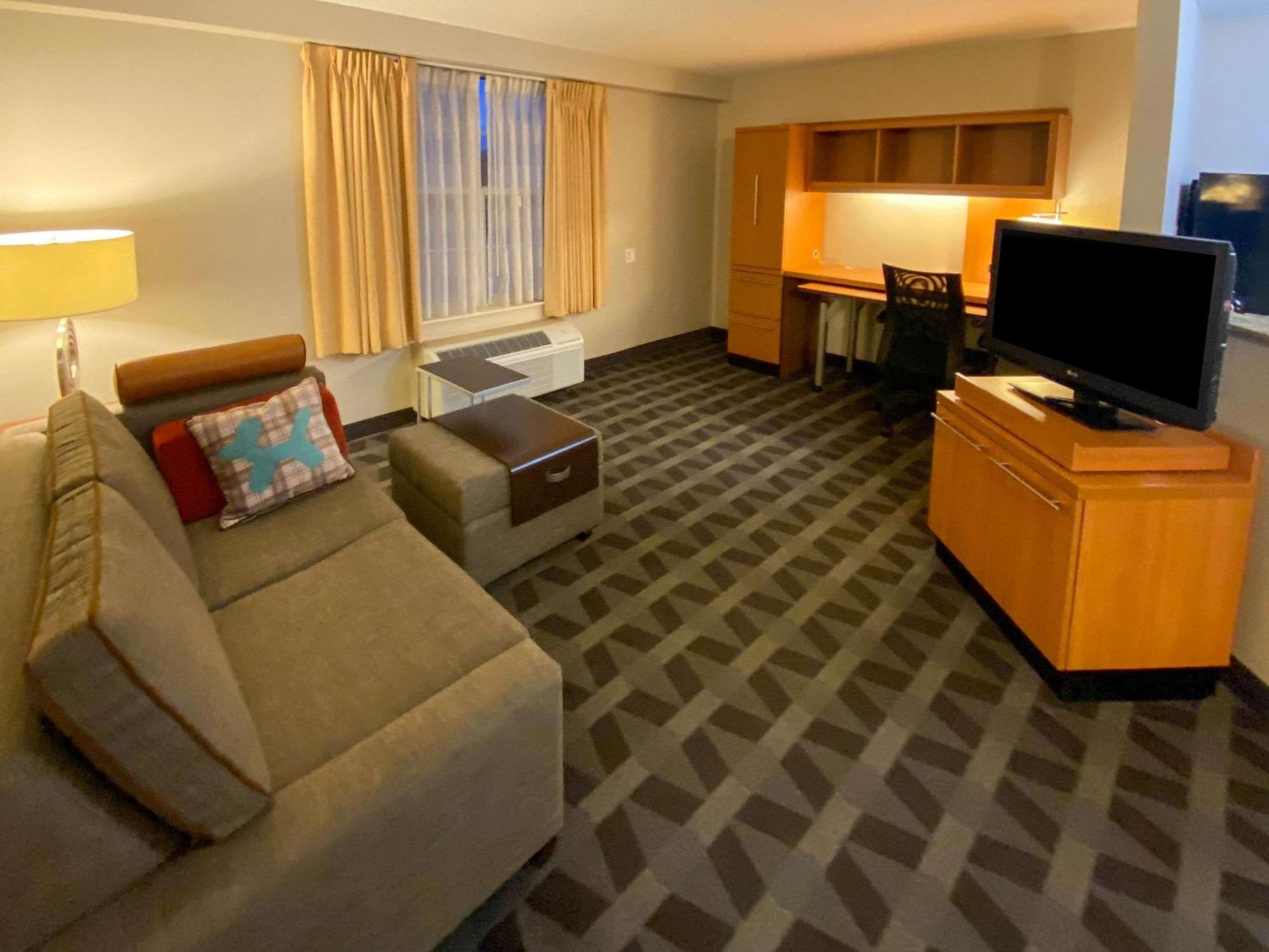 Mainstay Suites Middleburg Heights Cleveland Airport Buitenkant foto