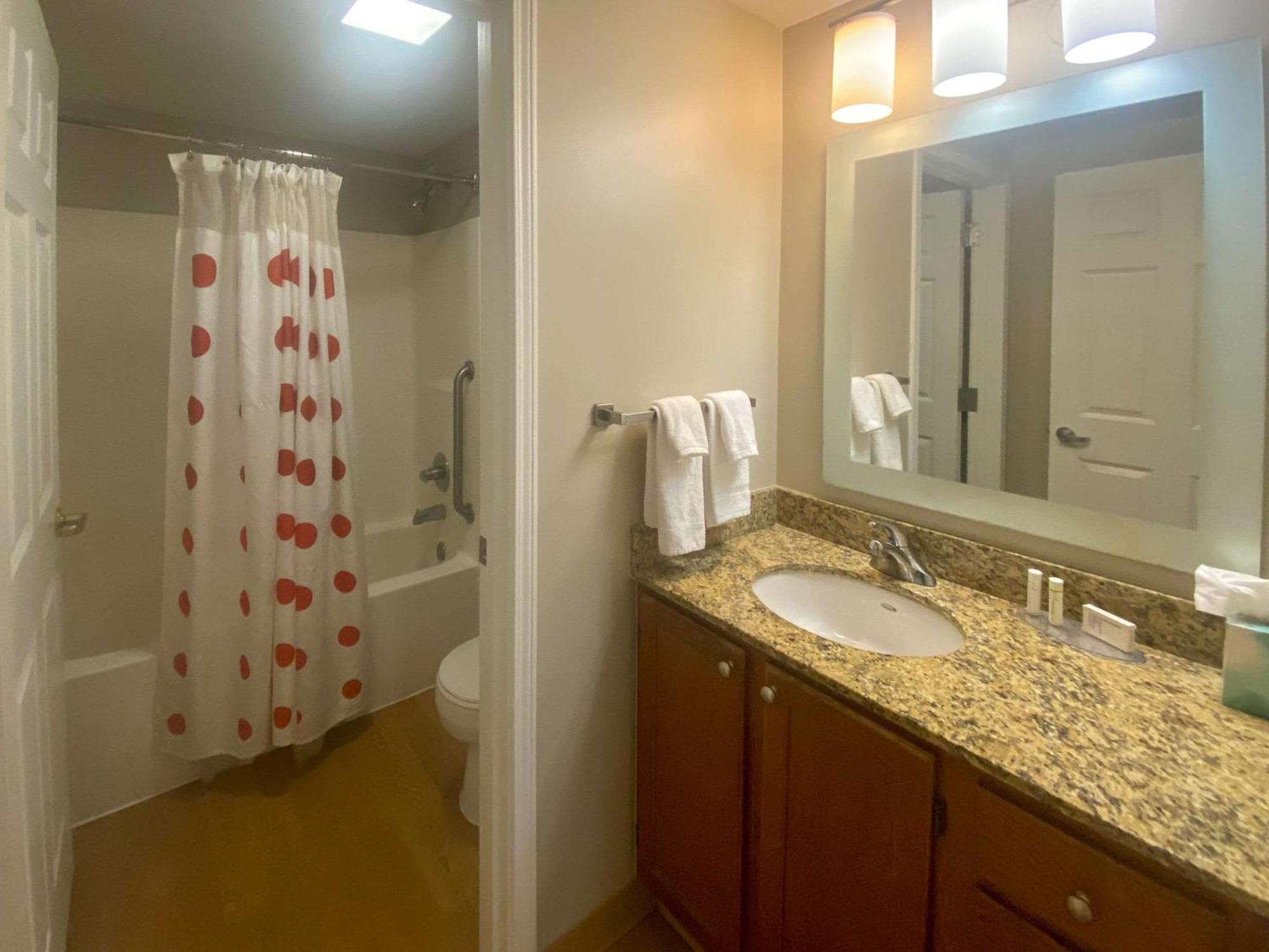 Mainstay Suites Middleburg Heights Cleveland Airport Buitenkant foto