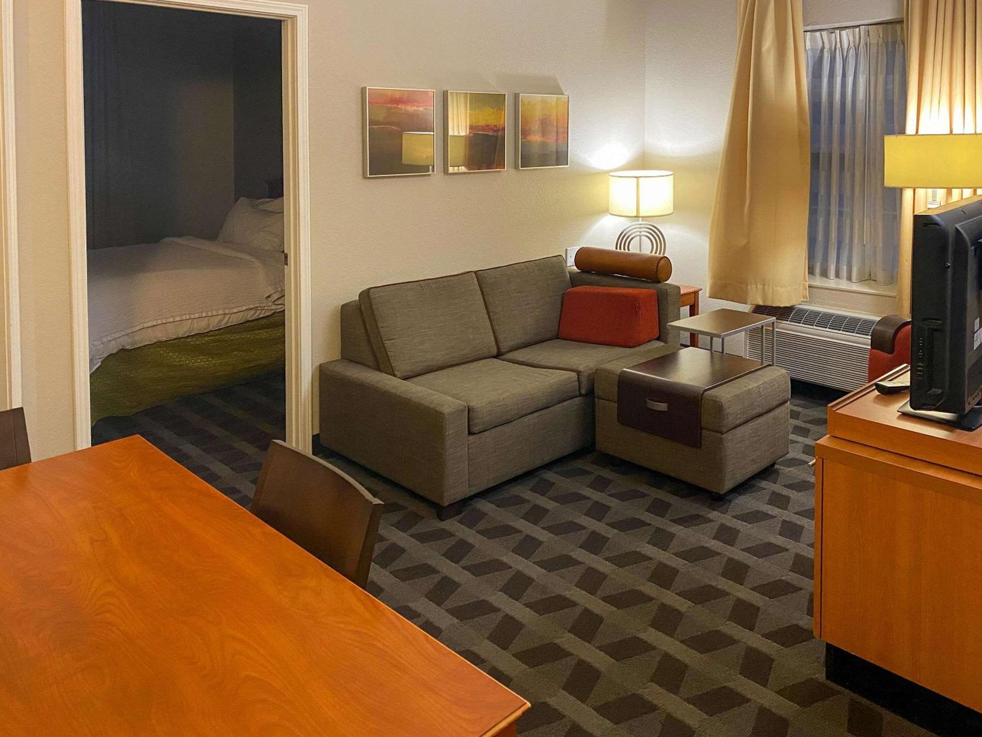 Mainstay Suites Middleburg Heights Cleveland Airport Buitenkant foto