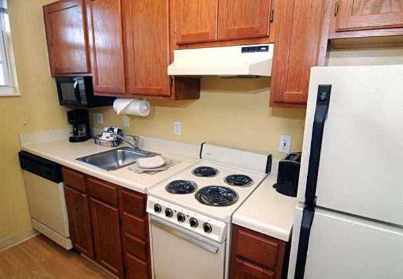 Mainstay Suites Middleburg Heights Cleveland Airport Buitenkant foto